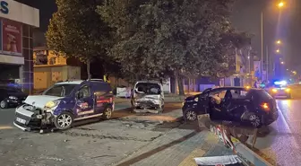 Bursa'da kaza: Otomobil elektrik direğine ve park halindeki araçlara çarptı