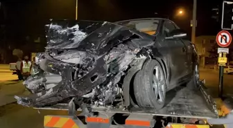 Bursa'da Otomobil Çarpışması: 2 Yaralı