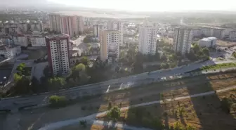 Malatya'da ağır hasarlı binalar patlatılarak yıkıldı