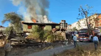 Kastamonu'da çıkan yangında ahşap ev tamamen yanarak kullanılamaz hale geldi