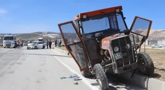 Burdur'da Otomobil ve Traktör Çarpışması: 4 Yaralı
