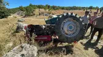 Uşak'ta traktör devrildi, 2 kişi yaralandı