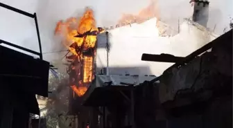 Antalya'da Sit Alanındaki Evler Yangında Zarar Gördü