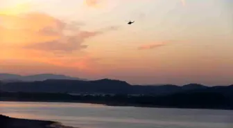 İzmir'de yangına müdahale eden helikopter baraja düştü