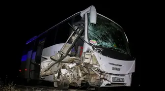 Uşak'ta Midibüs ve Otomobil Çarpıştı: 13 Yaralı