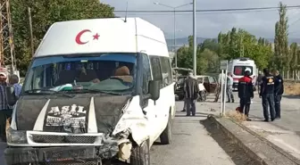 Amasya'da minibüs ile otomobil çarpıştı: 2 yaralı