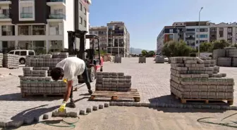 Yunusemre Belediyesi Muradiye Mahallesi'nde Parke Taşı Döşeme Çalışmalarını Sürdürüyor