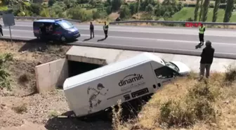 Amasya'da hafif ticari araç menfeze devrildi, sürücü yaralandı