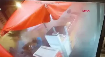 Diyarbakır'da kavşakta sürücüsünün kontrolünü yitiren minibüs pastanenin saksı ve sandalyelerine çarptı