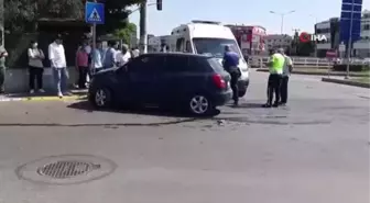 Minibüsle otomobil kavşakta çarpıştı: O anlar kamerada