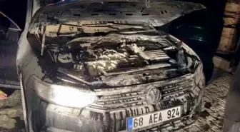 Aksaray'da Otomobilin Motor Bölümü Yandı