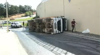 Arnavutköy'de kamyon yan yattı, sürücü yaralandı