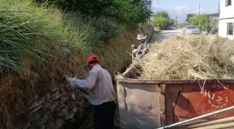 Arsuz'da deprem sonrası temizlik çalışmaları hız kesmeden devam ediyor