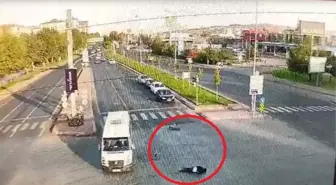 Skuter kullanan gence, hem araba hem minibüs çarptı