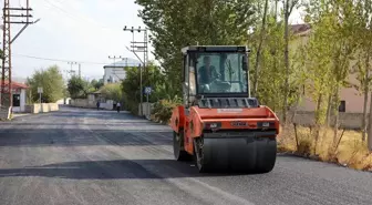 Van Büyükşehir Belediyesi Edremit ilçesinde asfaltlama çalışması yapıyor