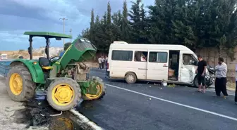 Adıyaman'da minibüs ile traktör çarpışması: 5 yaralı