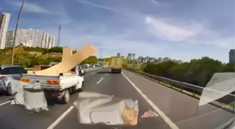 Kamyonetin kasasından uçan malzemeler tehlike yarattı