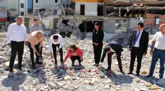 6 Şubat Depreminde Kıbrıslı sporcuların da hayatını kaybettiği İsias Otel'in yerine karanfil bırakıldı