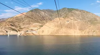 Yusufeli Belediye Başkanı Eyüp Aytekin, zipline yaparken mahsur kaldı