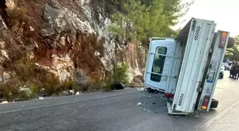 Muğla-Bodrum Karayolu'nda Kamyonet Yan Yattı, 1 Kişi Yaralandı