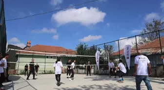 Sakarya'da mevsimlik tarım işçilerine voleybol etkinliği düzenlendi