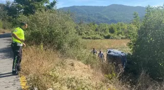 Sakarya'da Otomobil Uçuruma Devrildi, Sürücü Yaralandı