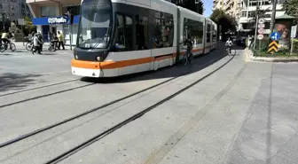 Eskişehir'de Bisikletle Tramvaya Tutunan Çocuklar Tehlikeye Attı