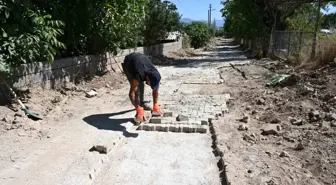 Doğalgaz nedeniyle bozulan yollarda kilit parke taşı tamirat çalışması yapılıyor