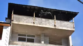 Çamlıyayla'da Metruk Evde Çıkan Yangın Söndürüldü