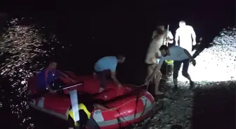 Murat Nehri'nde mahsur kalan 2 vatandaş kurtarıldı