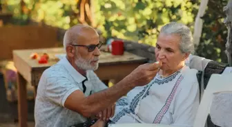 Alzheimer Hastası Eşine Bebek Gibi İlgilenen Adam