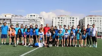 Van'da Futbol Antrenörü Mecit Tekin'in İkna Ettiği Genç Kızlar 2. Lig'e Yükselmek İçin Hazırlanıyor