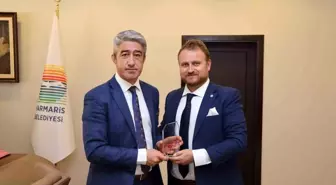 Marmaris Belediye Başkanı Mehmet Oktay'a genç iş adamlarından plaket takdimi