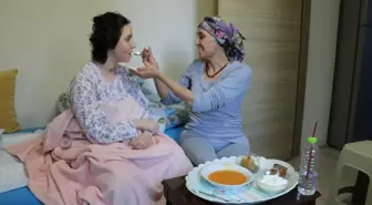 Engelli annenin desteğiyle hayata tutundu