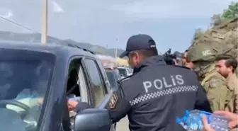 Azerbaycan polisi bölgeyi terk eden Ermenilere soğuk su dağıttı