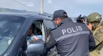Azerbaycan Polisleri Karabağ'daki Ermeni Sivillere Yardım Ediyor