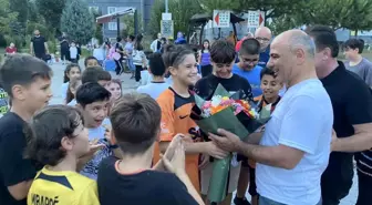 Körfez Belediye Başkanı Şener Söğüt, Çocuklarla Voleybol Maçı Yaptı