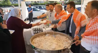 Çorum'da festivalde yapılan pilav kara yolundan geçen sürücülere ikram edildi