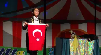 İstanbul'dan gelen illüzyon sanatçısı Tatvan'da çocuklara gösteri yaptı