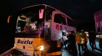 Afyonkarahisar'da tır ile otobüs çarpıştı: 4 yaralı