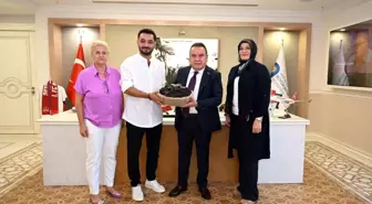 Antalya Büyükşehir Belediyesi, Genç Çiftçiye Aronya Üretimi İçin Destek Verdi