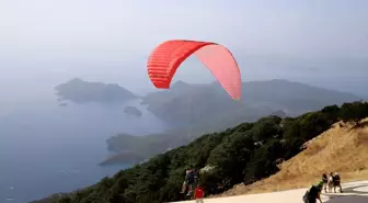 Fethiye'de Yamaç Paraşütü Dünya Akro Kupası Süper Finali devam ediyor