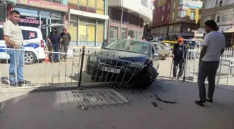 Sungurlu'da Kontrolden Çıkan Otomobil Cami Avlusuna Daldı