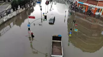 Başakşehir'de yağış sonrası yol göle döndü
