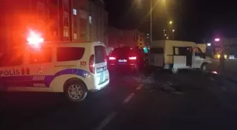 Erzurum'da ticari araç ile minibüs çarpıştı: 4 yaralı