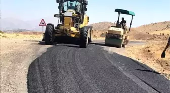 Adıyaman'ın Gölbaşı ilçesinde köy yolları asfaltlanıyor