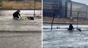 İstanbul Küçükçekmece'de aşırı yağış nedeniyle motosikletli sürüklendi