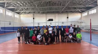 Kaymakam Karataş, öğrencilerle voleybol oynadı