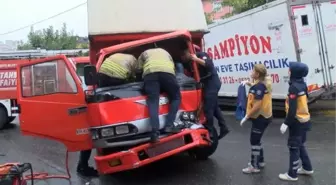 Yağış nedeniyle kayganlaşan zeminde kaza: Kamyonet park halindeki araçlara çarptı