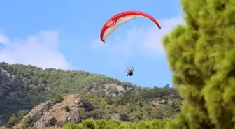 Fethiye'de Yamaç Paraşütü Dünya Akro Kupası Süper Finali Devam Ediyor